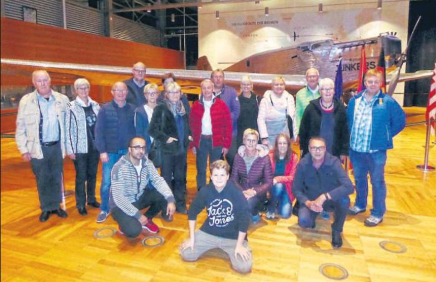 Gruppe vor der Junkers W 33 in der Ausstellungshalle