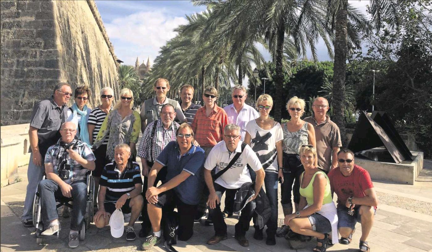Reisegruppe vor der Stadtmauer in Palma