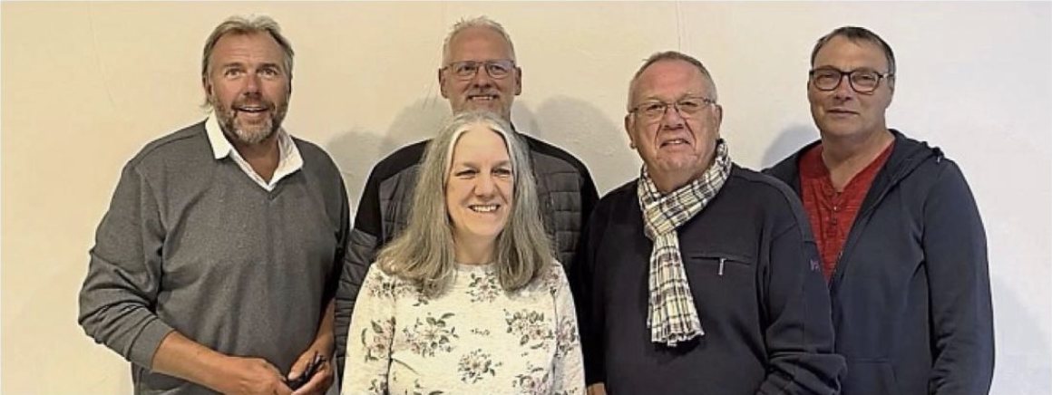 Der Vorstand des Computerclubs Sulingen 2026: fünf Personen vor heller Wand
